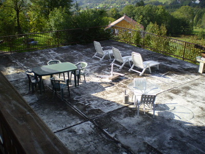       Terrasse privative avec salon jardin, parasol, transats et barbecue (bois).